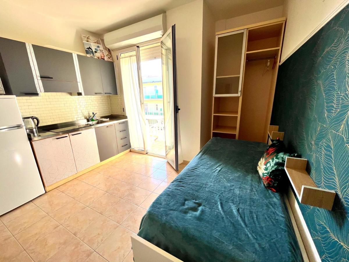 רימיני Residence Frontemare מראה חיצוני תמונה