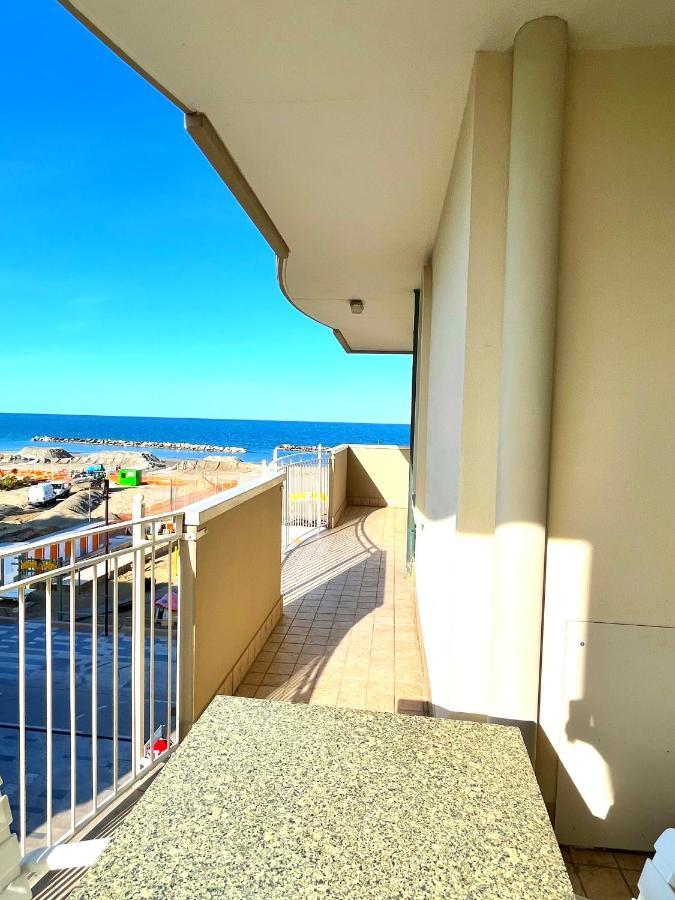 רימיני Residence Frontemare מראה חיצוני תמונה
