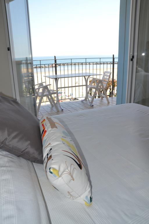 רימיני Residence Frontemare מראה חיצוני תמונה