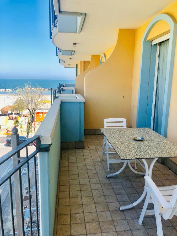 רימיני Residence Frontemare מראה חיצוני תמונה